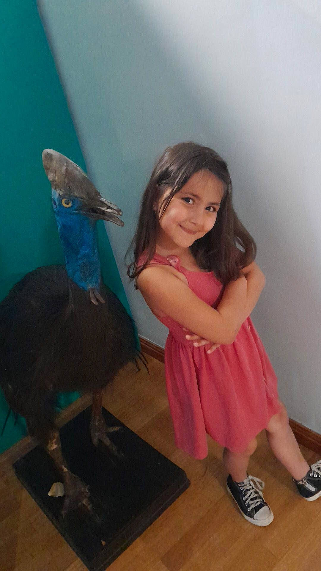 Neyla a rejoint le concours — aidez-le/la à gagner de superbes lots ! beak, bird, child, dress, feather, fish, fun, hairstyle, happy, human_leg, joy, long_hair, magenta, person, room, sandal, shoulder, smile, sock, standing