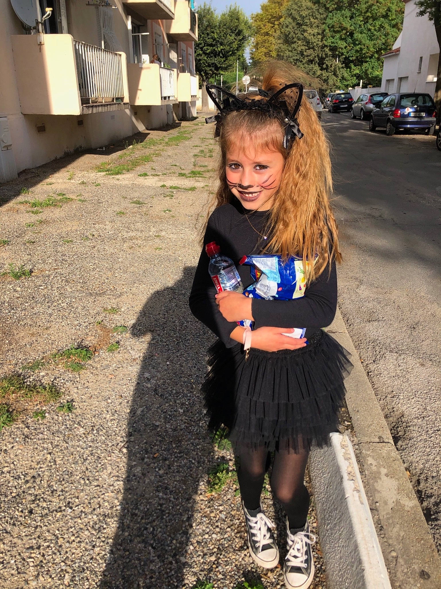 Maïssane participe au concours pour gagner de l'argent avec cette photo : child, clothing, costume, dress, fashion, fashion_accessory, footwear, hair, hairstyle, joy, knee, long_hair, person, plant, shoe, smile, snapshot, tights, uniform