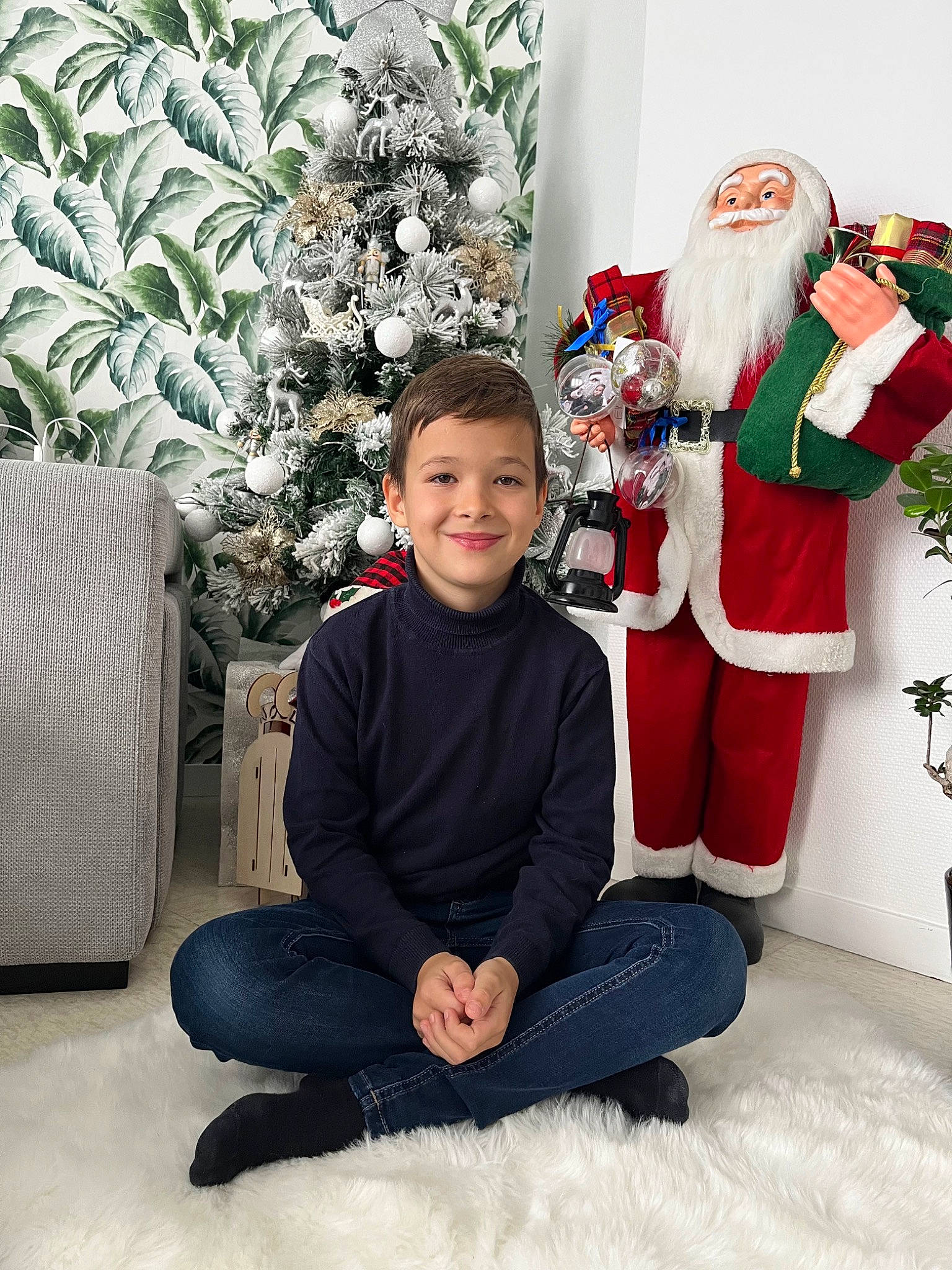 Andy participe au concours pour gagner de l'argent avec cette photo : christmas, christmas_decoration, christmas_eve, christmas_ornament, christmas_tree, comfort, event, fun, happy, hat, holiday, holiday_ornament, joy, lap, ornament, people, person, santa_claus, sitting, smile