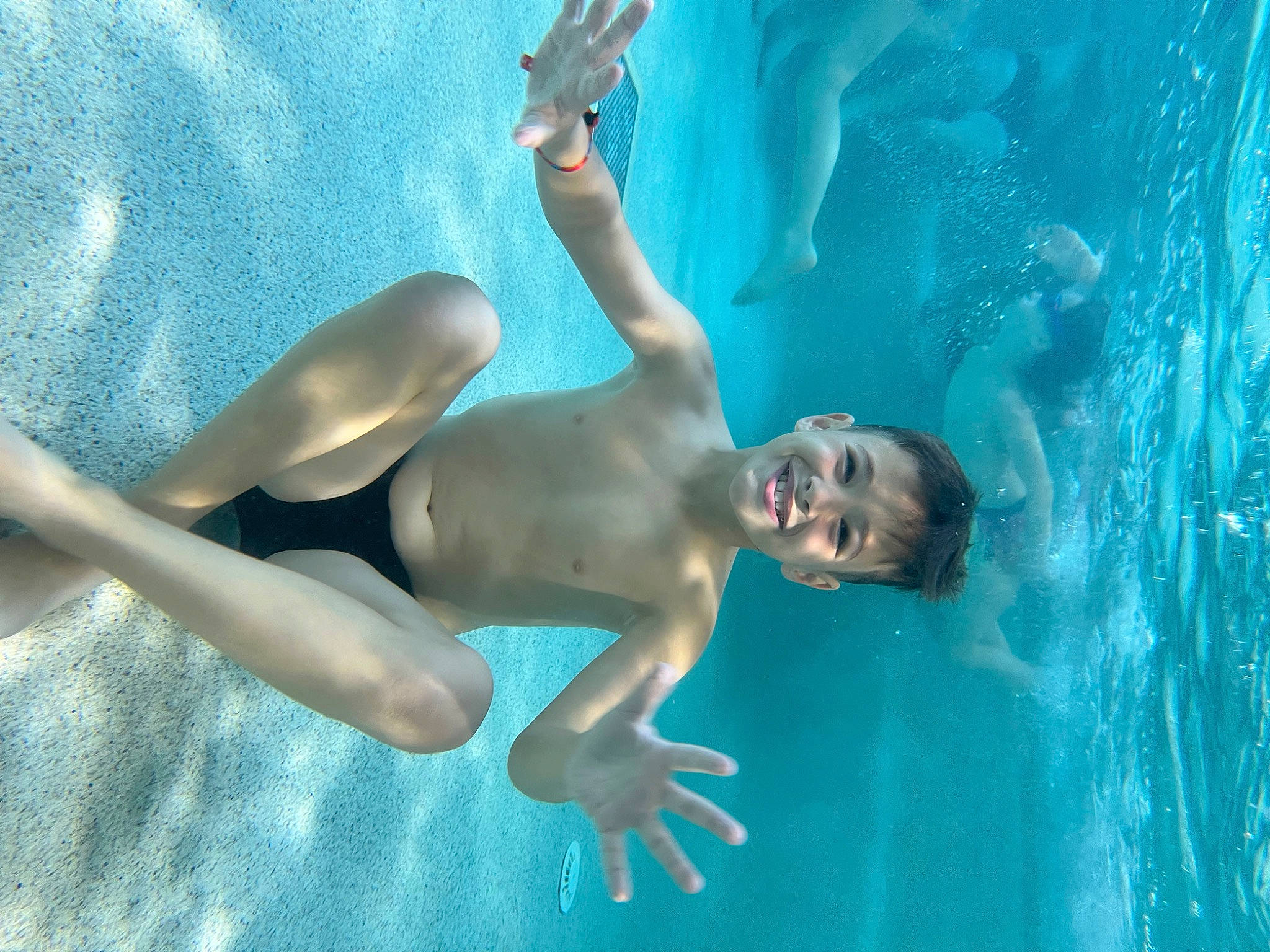 Andy a rejoint le concours — aidez-le/la à gagner de superbes lots ! aqua, azure, barechested, bathing, chest, child, fluid, fun, happy, joy, leisure, leisure_centre, muscle, person, personal_protective_equipment, recreation, swimmer, swimming_pool, swimwear, thigh