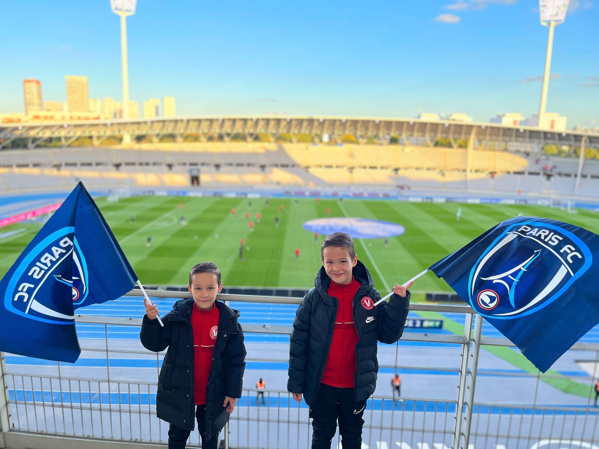 Elias a rejoint le concours — aidez-le/la à gagner de superbes lots ! championship, cloud, competition_event, crowd, event, fan, flag, fun, gesture, grass, joy, leisure, luggage_and_bags, person, player, recreation, sky, sport_venue, sports, team