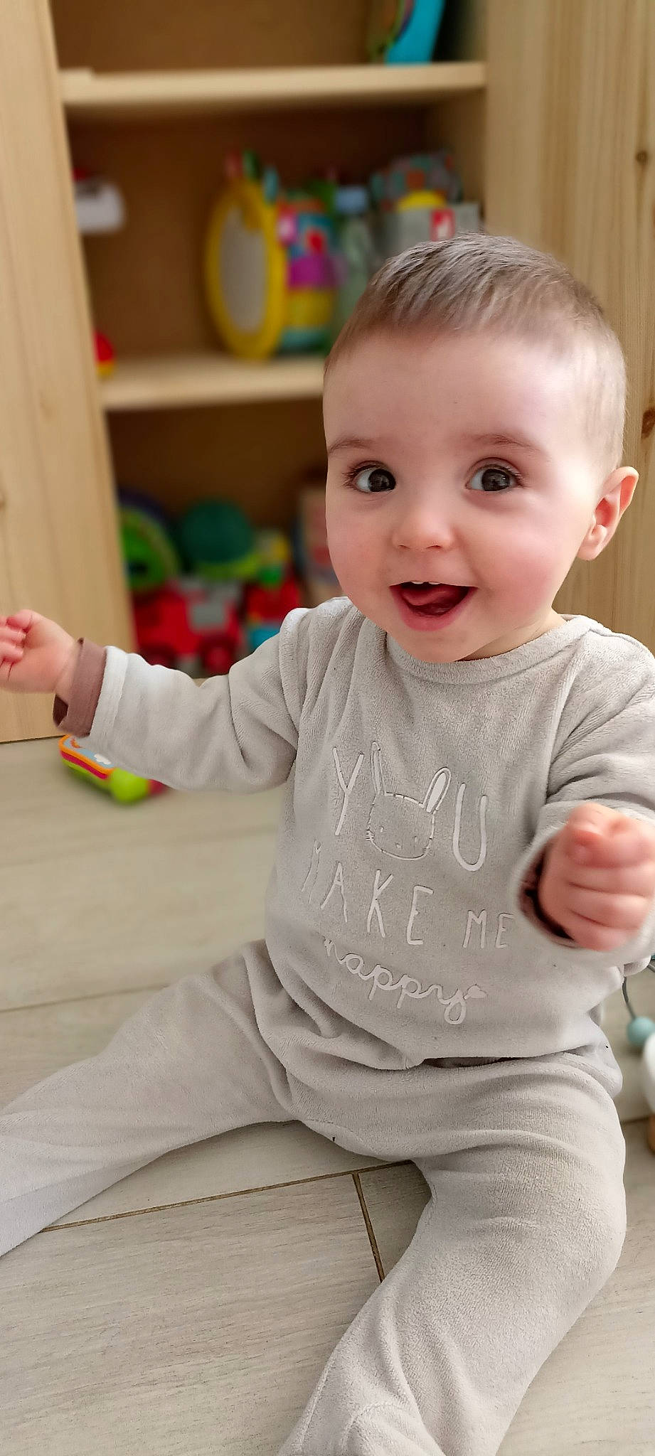 Théo a rejoint le concours — aidez-le/la à gagner de superbes lots ! baby, baby_playing_with_toys, baby_toddler_clothing, cheek, child, face, floor, flooring, hair, happy, head, human_body, joint, person, skin, sleeve, smile, standing, t_shirt, toddler