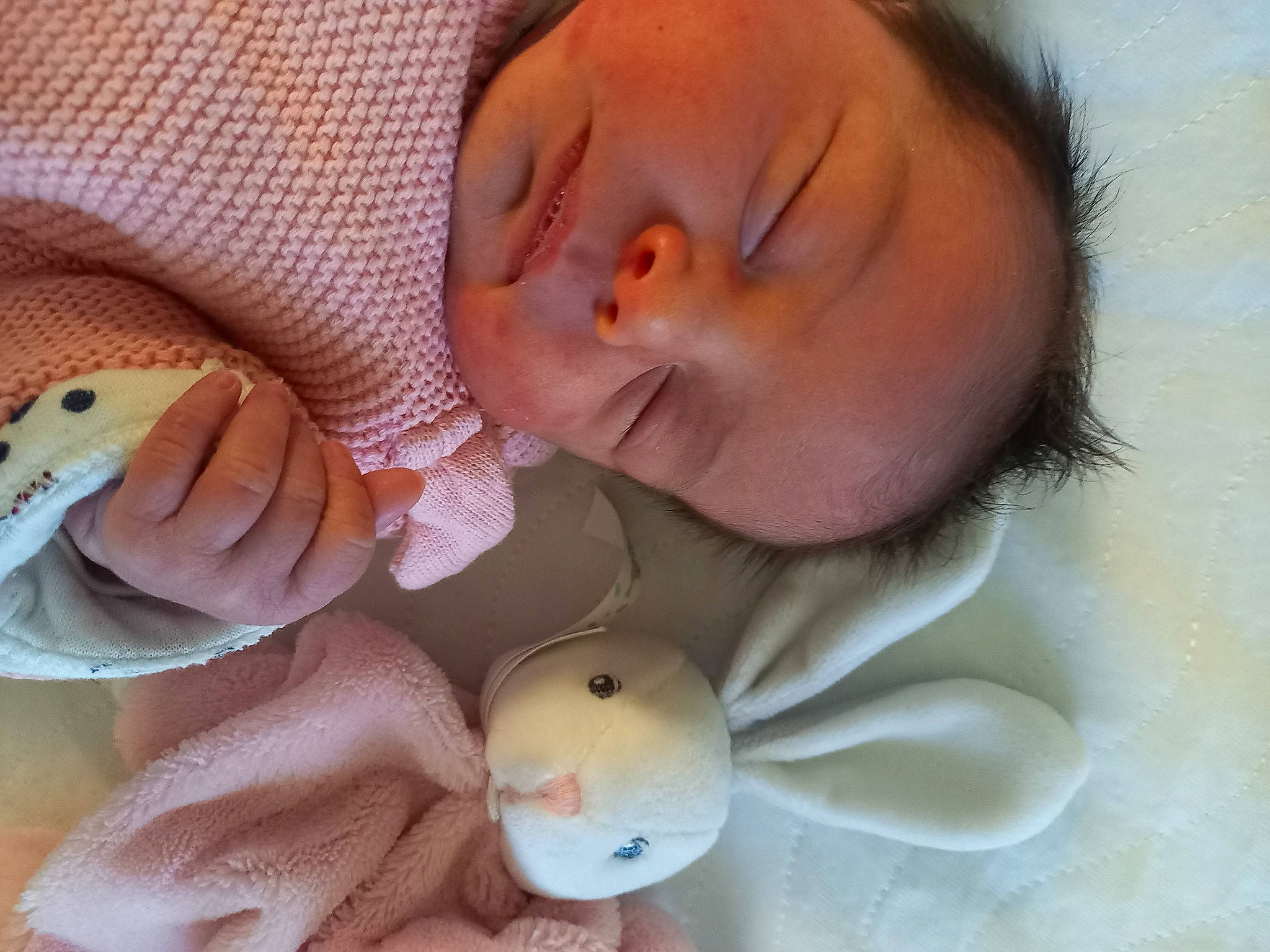 Maylie participe au concours pour gagner de l'argent avec cette photo : baby, baby_products, baby_sleeping, baby_toddler_clothing, beauty, cheek, comfort, ear, face, finger, gesture, iris, lip, mouth, nose, person, skin, stuffed_toy, textile, toddler