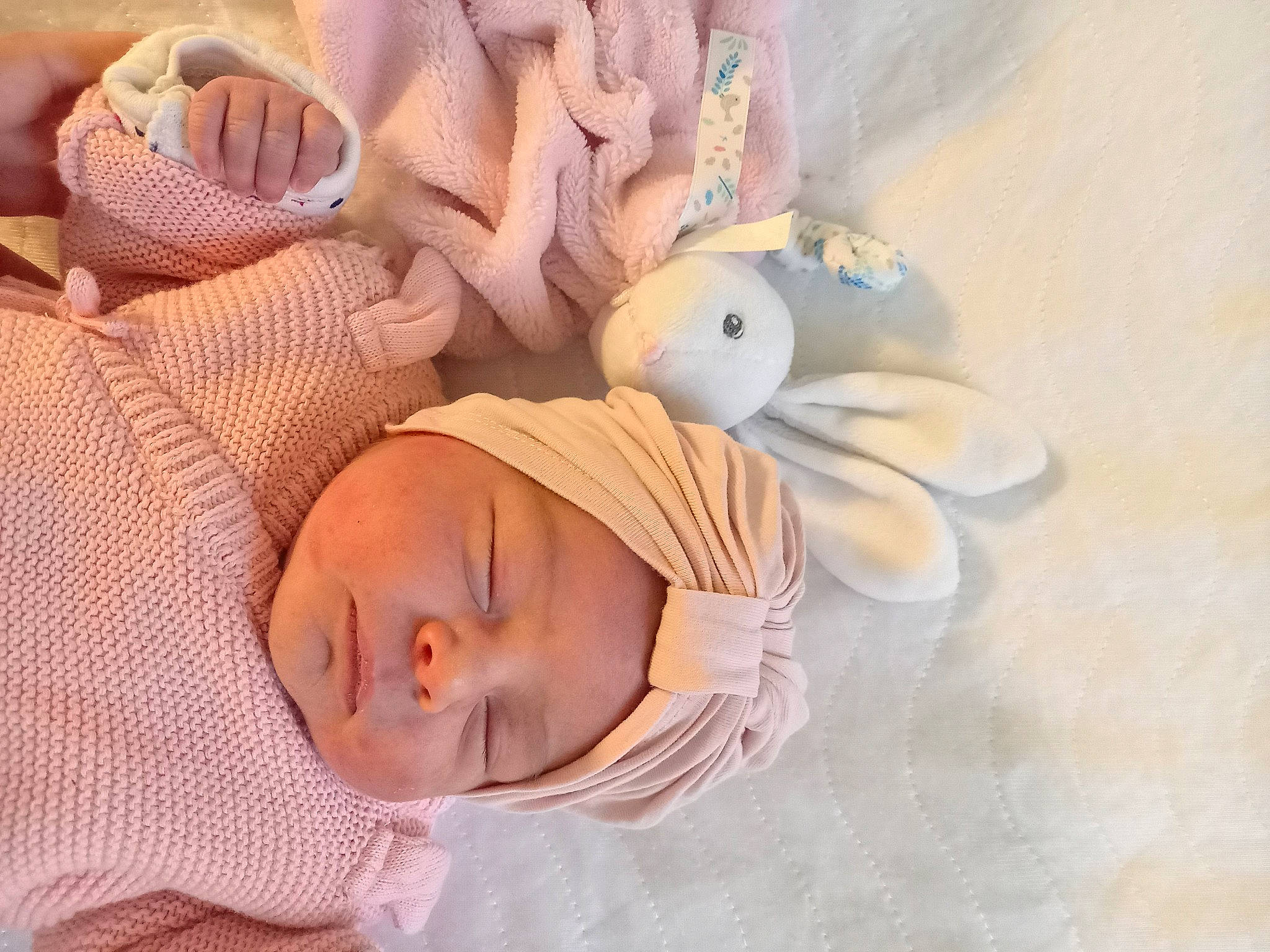 Maylie participe au concours pour gagner de l'argent avec cette photo : baby, baby_products, baby_safety, baby_sleeping, baby_toddler_clothing, bed, bedding, bedtime, cheek, child, comfort, headgear, headwear, infant_bed, linens, nap, person, pink, stuffed_toy, textile