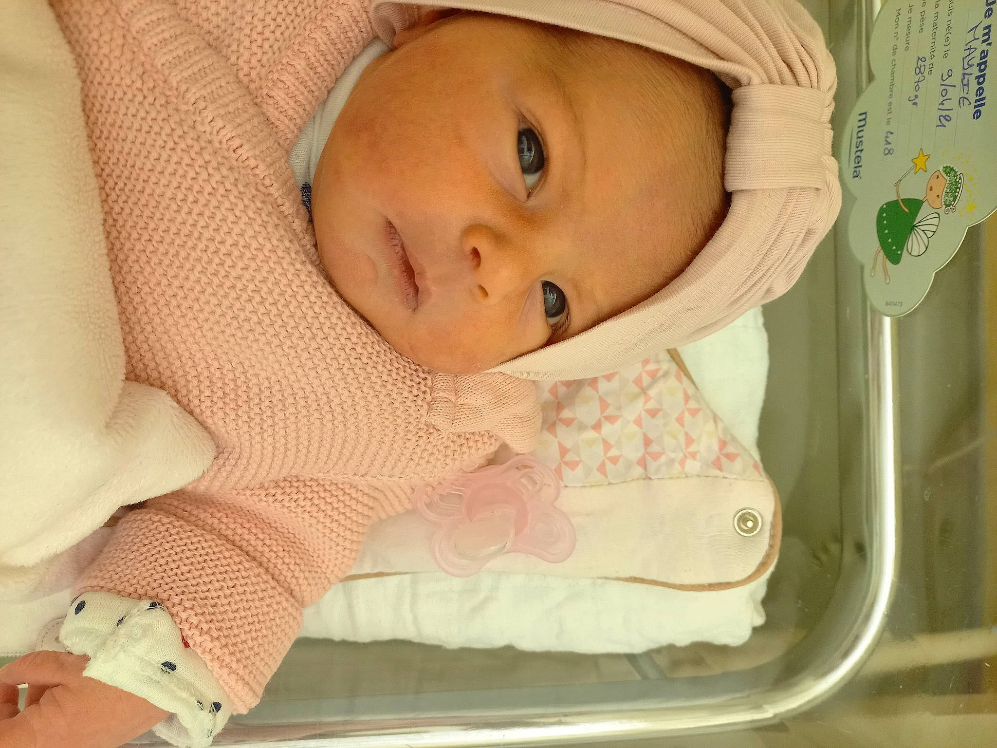 Maylie participe au concours pour gagner de l'argent avec cette photo : baby, baby_products, baby_safety, baby_toddler_clothing, cheek, child, comfort, eyebrow, eyelash, face, headgear, infant_bed, iris, linens, lip, nose, person, room, skin, textile