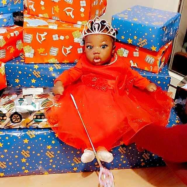 Samantha participe au concours pour gagner de l'argent avec cette photo : box, carton, child, doll, electric_blue, event, flooring, fun, happy, leisure, orange, packaging_and_labeling, peach, plastic, play, room, shipping_box, sitting, toddler, tradition