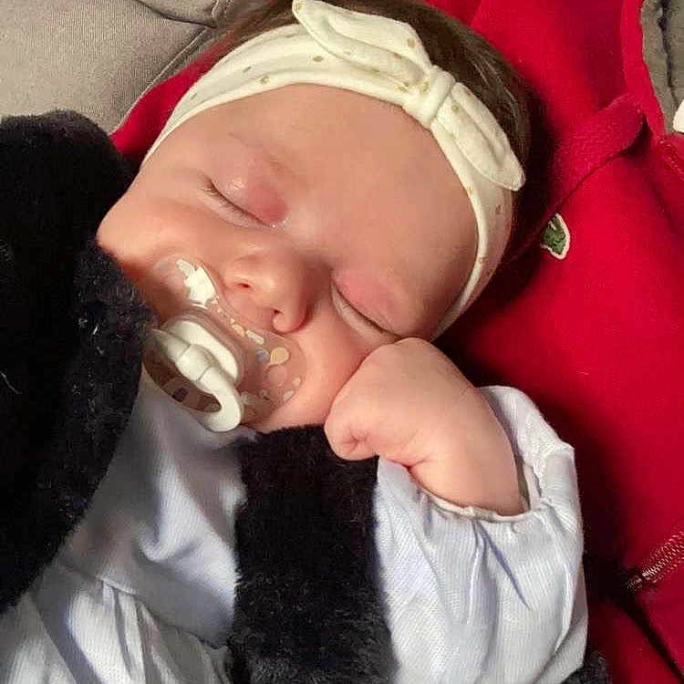Mya a rejoint le concours — aidez-le/la à gagner de superbes lots ! baby, baby_carriage, baby_products, baby_toddler_clothing, cheek, child, comfort, eyelash, finger, fur, gesture, happy, hat, nail, skin, sleep, smile, thumb, toddler, tree