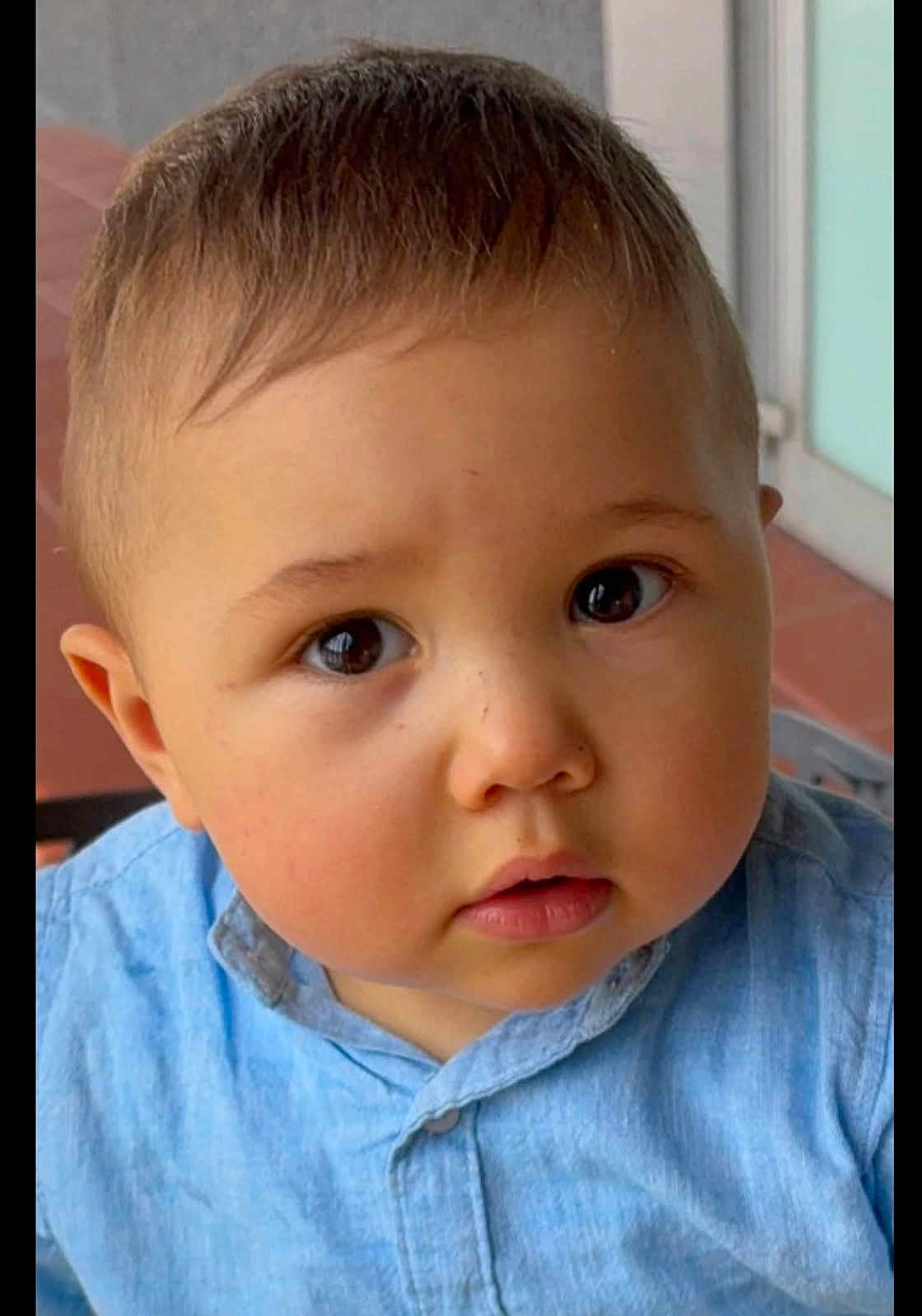 Nelson a rejoint le concours — aidez-le/la à gagner de superbes lots ! toddler, child, face, portrait, blue_shirt, curious, chubby_cheeks, short_hair, outdoor, young_child, cute, expression, closeup, baby, person, head, skin, eyes, mouth, innocent