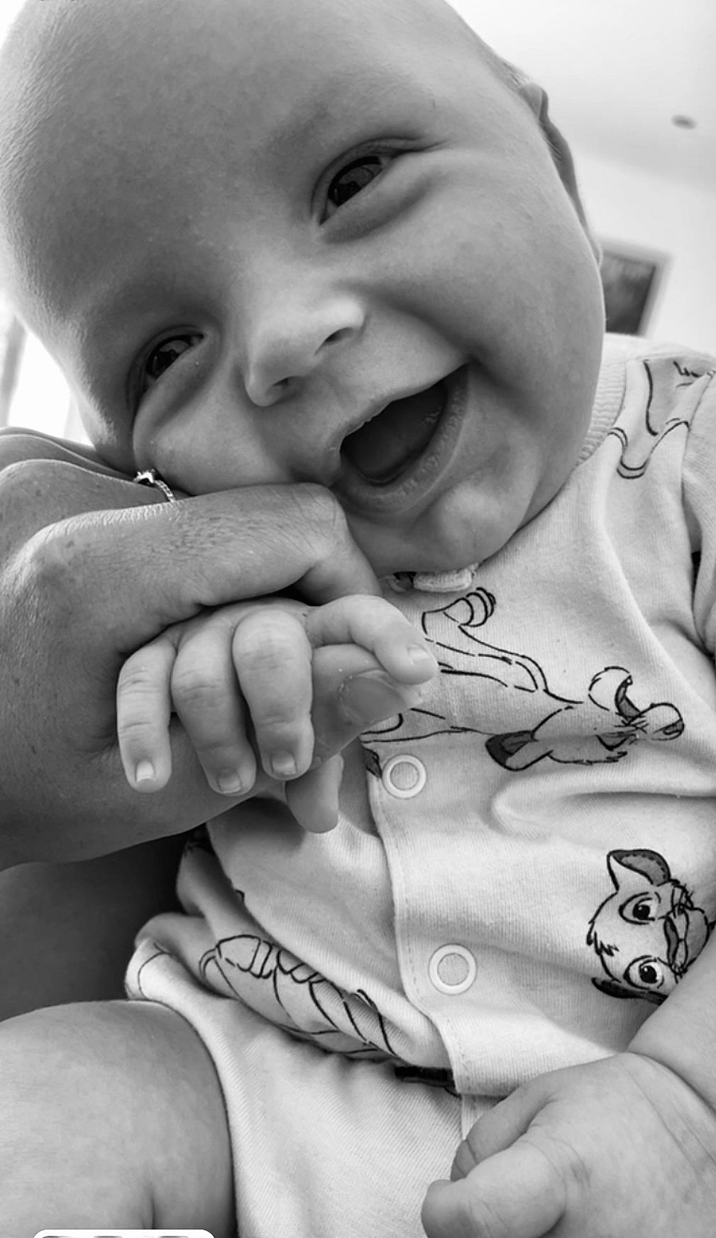 Julyann participe au concours pour gagner de l'argent avec cette photo : arm, black, cheek, chin, eye, eyebrow, facial_expression, hand, happy, head, lip, mouth, muscle, nose, organ, person, photograph, skin, sleeve, smile