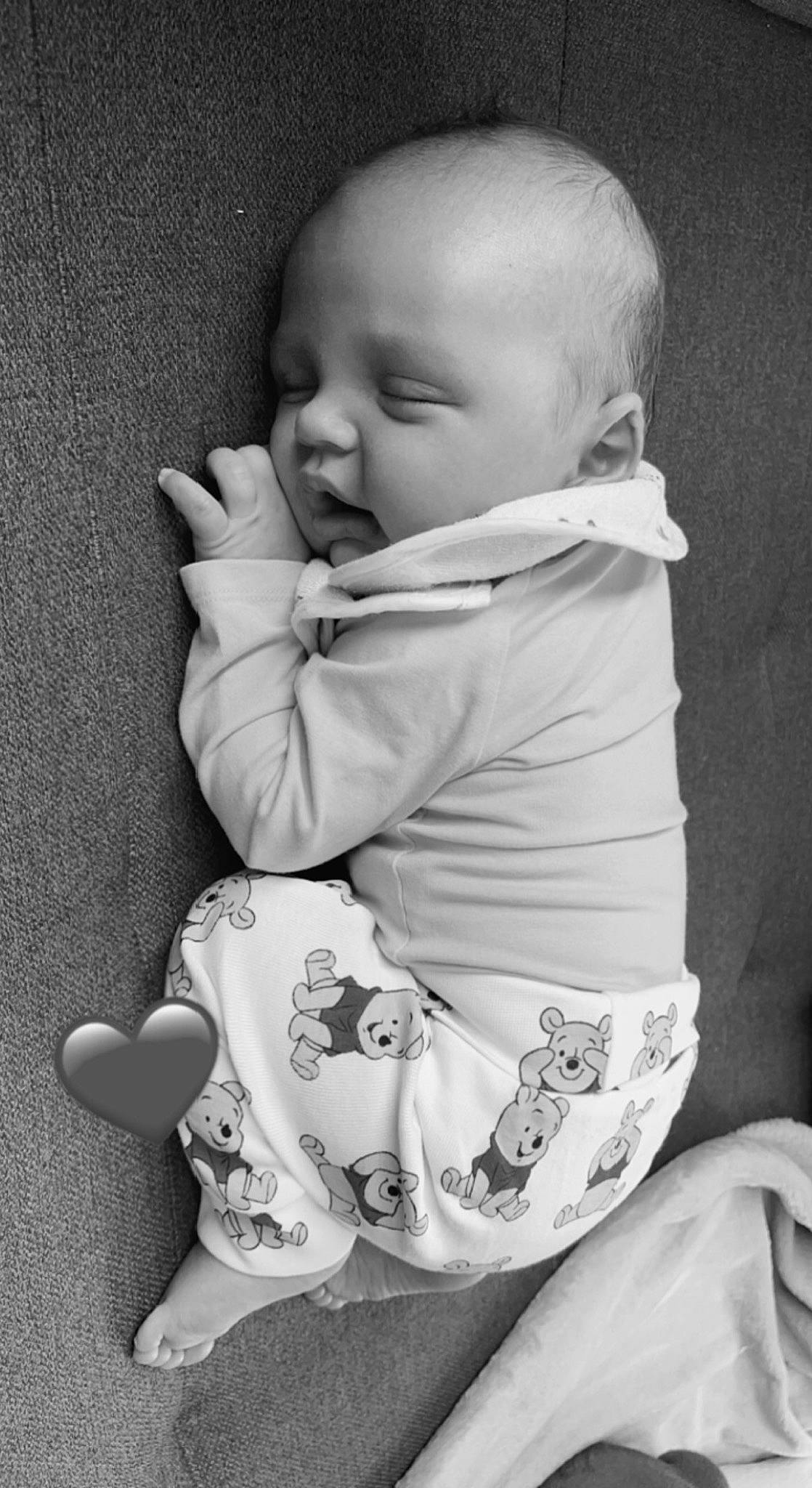 Julyann a rejoint le concours — aidez-le/la à gagner de superbes lots ! arm, baby, baby_toddler_clothing, black, black_and_white, cheek, comfort, eye, face, grey, hand, head, human_body, iris, lip, person, photograph, skin, sleeve, textile