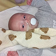 Liam a rejoint le concours — aidez-le/la à gagner de superbes lots ! baby, blanket, pacifier, oxygen_tube, plush_toy, bed, bedding, infant, hand, face, clothing, sleepwear, head, lying_down, soft_toy, cute, child, healthcare, nursery, indoors