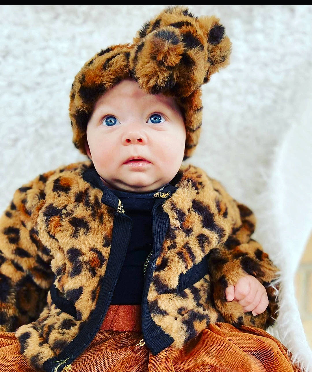 Inès a rejoint le concours — aidez-le/la à gagner de superbes lots ! baby, baby_toddler_clothing, camouflage, cap, collar, ear, eye, face, fawn, fur_clothing, happy, head, iris, military_camouflage, outerwear, pattern, person, skin, sleeve, textile
