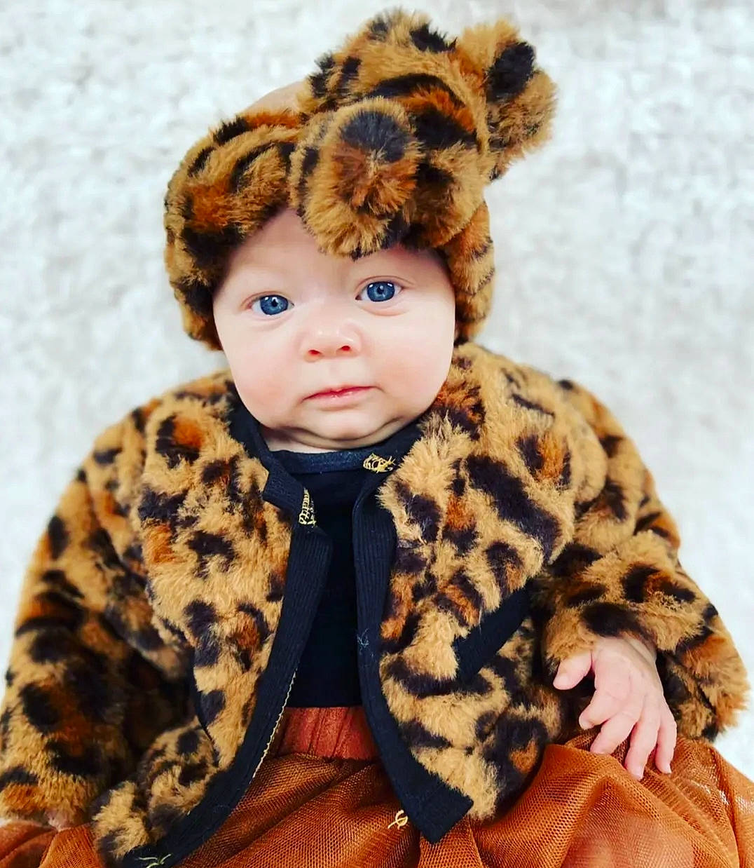 Inès participe au concours pour gagner de l'argent avec cette photo : baby_toddler_clothing, cap, collar, eye, eyelash, face, fawn, fur_clothing, happy, head, headgear, iris, military_camouflage, neck, outerwear, person, skin, sleeve, textile, toddler