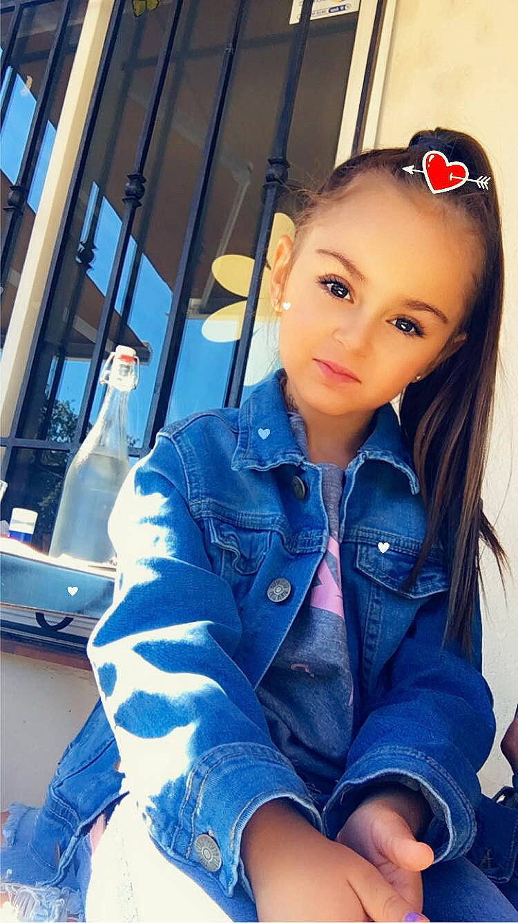 Kenza a rejoint le concours — aidez-le/la à gagner de superbes lots ! bangs, black_hair, brown_hair, collar, cool, denim, electric_blue, eyelash, fashion_design, flash_photography, fur, human_leg, lip, long_hair, person, sitting, skin, sleeve, street_fashion, thigh