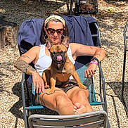 Vince a rejoint le concours — aidez-le/la à gagner de superbes lots ! woman, dog, french_bulldog, outdoor, sunglasses, chair, tattoo, sunlight, relaxing, summer, pet, tongue_out, casual, headband, barefoot, gravel, arm_chair, jewelry, shorts, tank_top