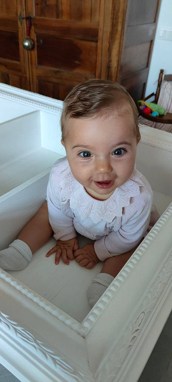 Blanche participe au concours pour gagner de l'argent avec cette photo : baby, baby_toddler_clothing, cheek, child, chin, comfort, eye, eyebrow, face, hair, head, human_body, iris, mammal, mouth, nose, person, product, skin, smile