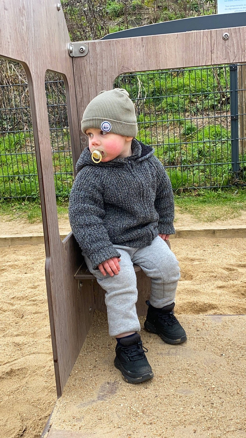 Giuliann a rejoint le concours — aidez-le/la à gagner de superbes lots ! baby, baby_toddler_clothing, cap, denim, eyewear, fence, footwear, fur, grass, hat, headwear, jacket, leisure, pattern, person, plant, recreation, sitting, sleeve, toddler