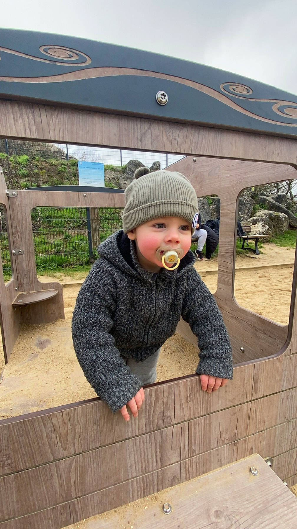 Giuliann participe au concours pour gagner de l'argent avec cette photo : baby, baby_toddler_clothing, baseball_cap, cap, city, crawling, flooring, fun, grass, hat, headwear, jacket, leisure, person, recreation, road_surface, sleeve, smile, soil, toddler