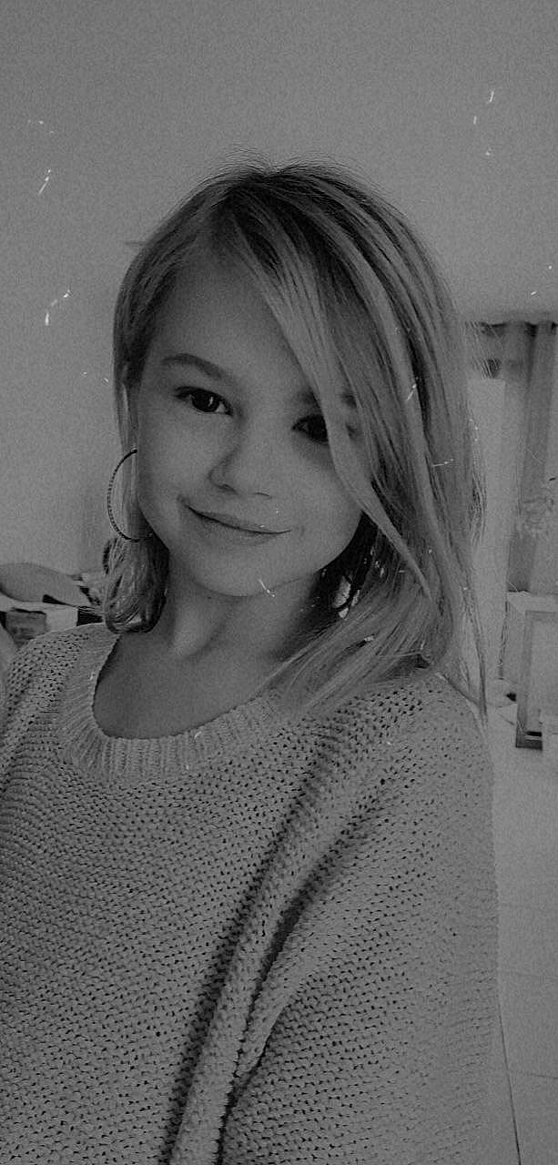 Leelou participe au concours pour gagner de l'argent avec cette photo : bangs, black_and_white, chin, eyebrow, eyelash, face, grey, hair, hairstyle, happy, iris, jaw, joy, lip, monochrome_photography, neck, person, shoulder, sleeve, smile