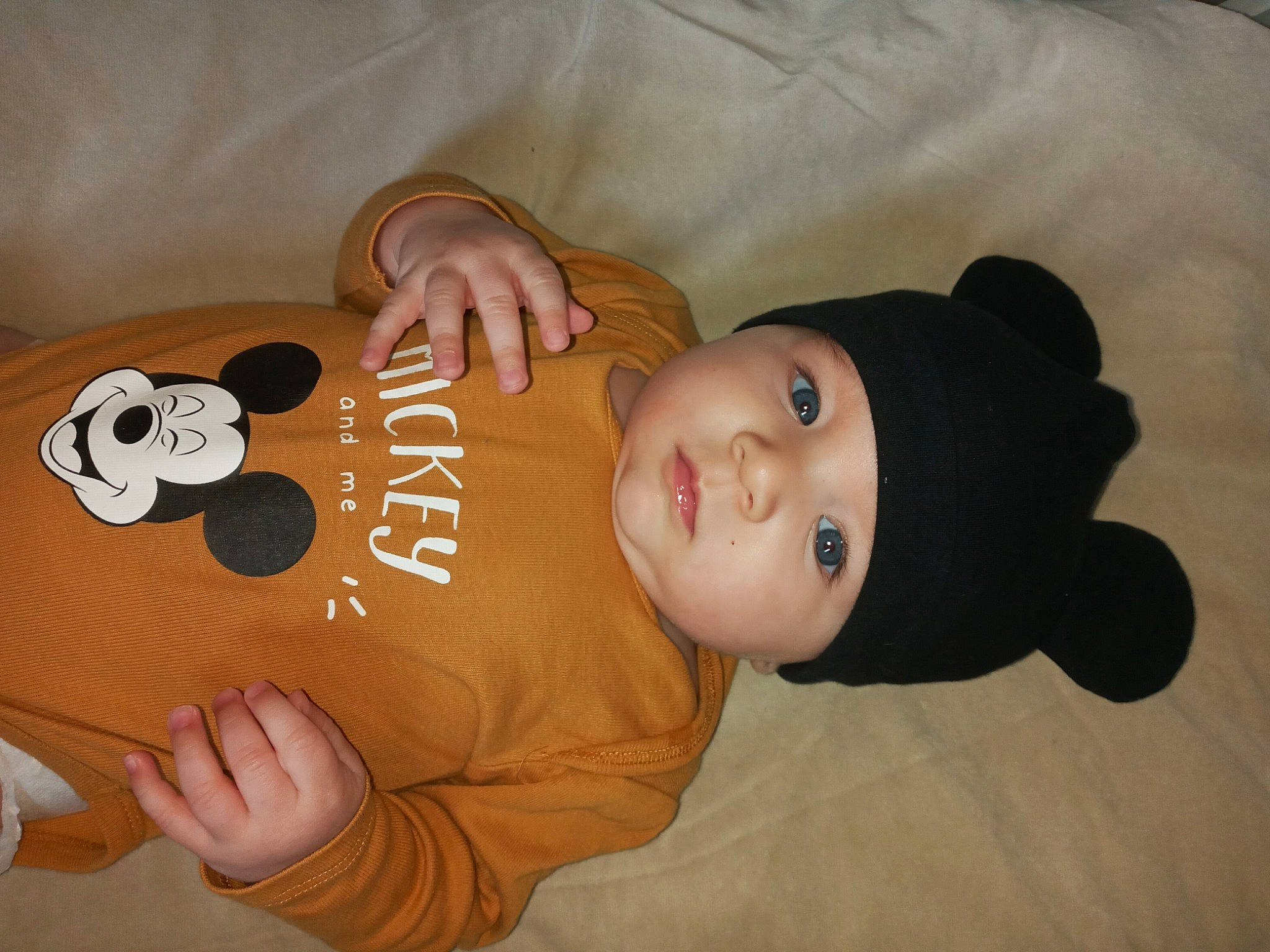 Léssio participe au concours pour gagner de l'argent avec cette photo : baby, baby_products, baby_safety, baby_toddler_clothing, baby_toys, brown, cheek, child, comfort, happy, headwear, mammal, person, product, room, sleeve, textile, toddler, toy, vertebrate