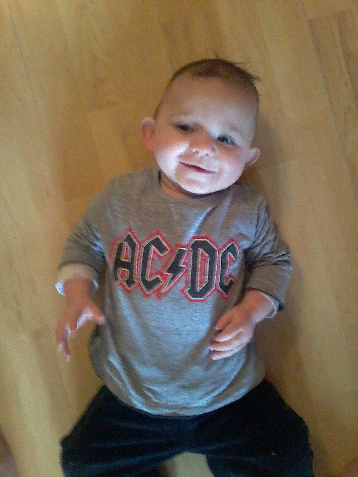 Perrine a rejoint le concours — aidez-le/la à gagner de superbes lots ! boy, child, day, finger, hand, infant, male, muscle, person, t_shirt, toddler