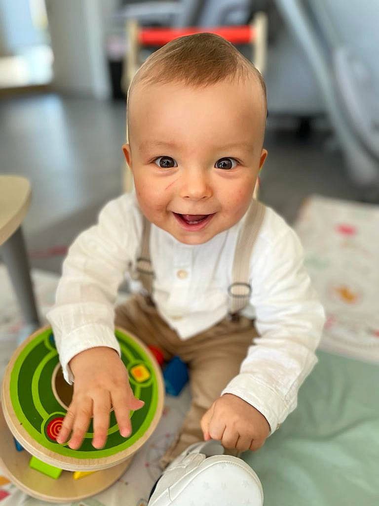 Axel participe au concours pour gagner de l'argent avec cette photo : arm, baby, baby_playing_with_toys, baby_toddler_clothing, cheek, child, chin, facial_expression, hairstyle, hand, happy, head, human_body, iris, joy, nose, person, skin, sleeve, smile