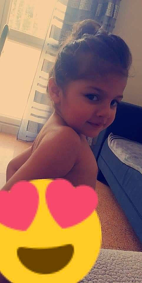 Manola participe au concours pour gagner de l'argent avec cette photo : arm, baby, beauty, black_hair, cheek, chest, child, eye, face, forehead, head, leg, lip, neck, nose, person, pink, play, skin, toddler