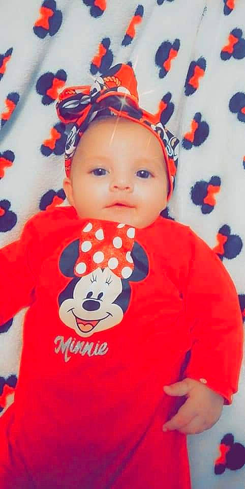 Antonia a rejoint le concours — aidez-le/la à gagner de superbes lots ! baby, baby_products, baby_toddler_clothing, cheek, child, person, product, red, t_shirt, toddler