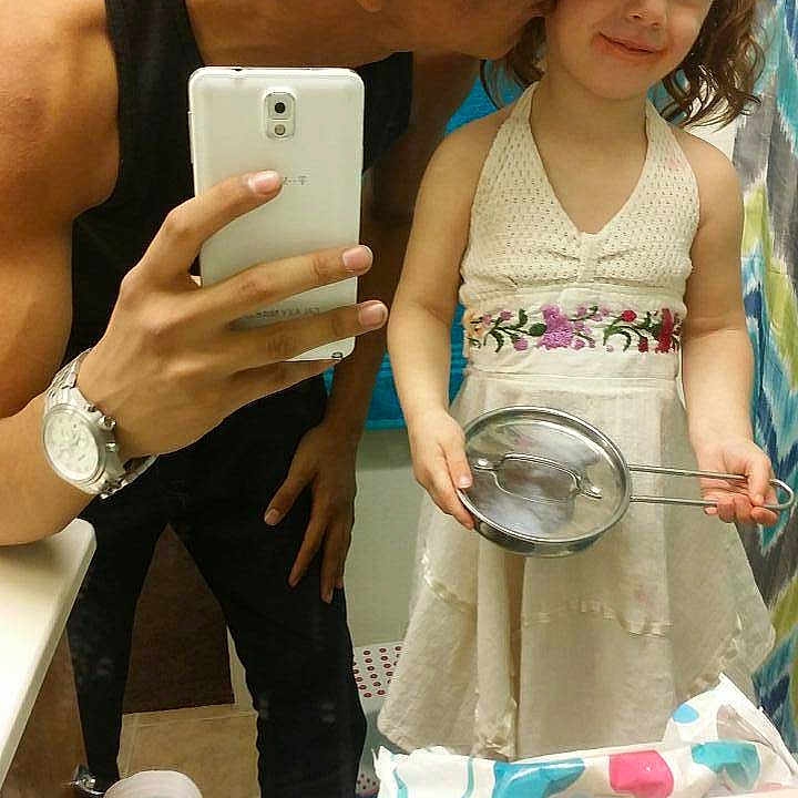 Sophya is registered to the contest to win money with this photo: