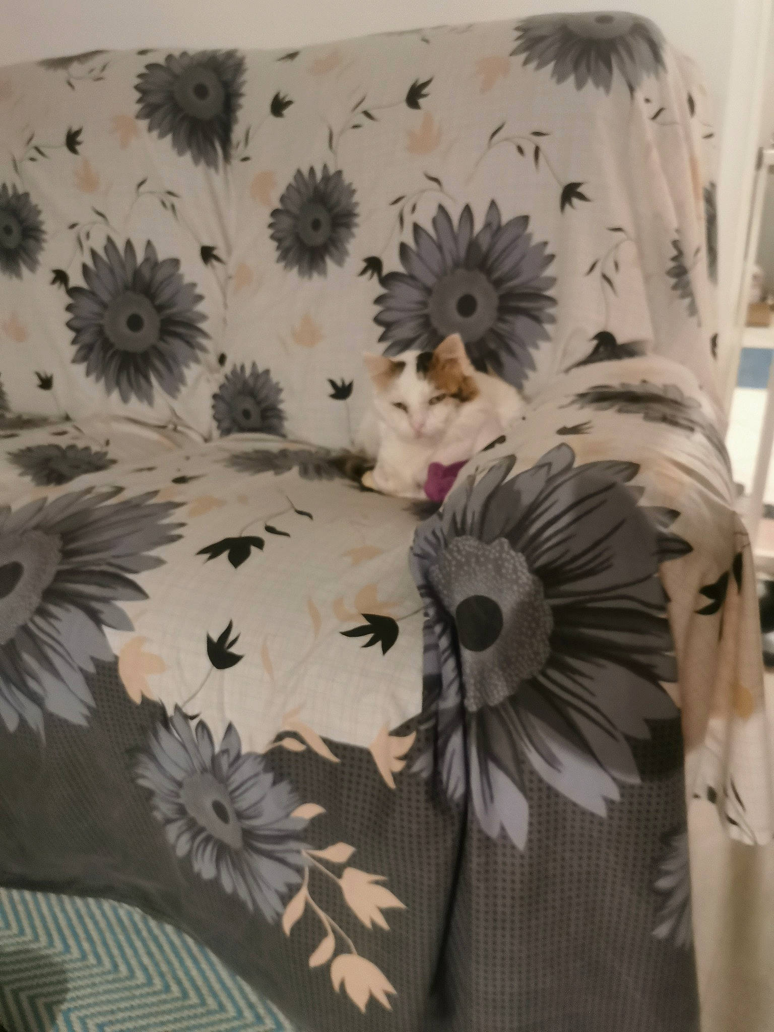 Miumiu participe au concours pour gagner de l'argent avec cette photo : bag, bed_sheet, bedding, bedroom, branch, ceiling, fawn, furniture, grey, interior_design, linens, mammal, pattern, pillow, plant, product, rectangle, sleeve, textile, vertebrate