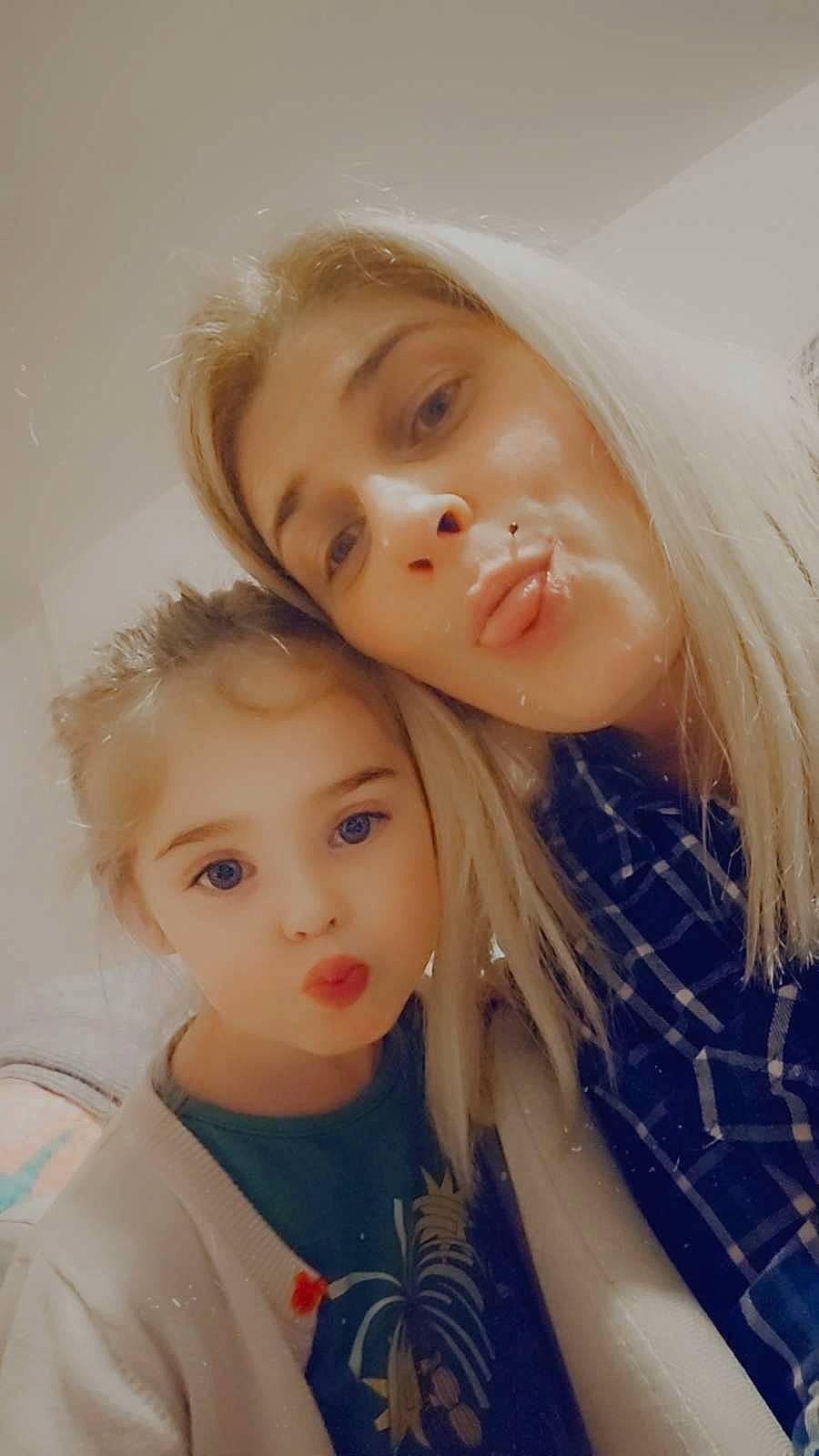 Innaya a rejoint le concours — aidez-le/la à gagner de superbes lots ! beauty, blond, brown_hair, cheek, child, eyelash, fashion_design, flash_photography, fun, gesture, happy, iris, lip, long_hair, love, nose, person, portrait_photography, selfie, skin