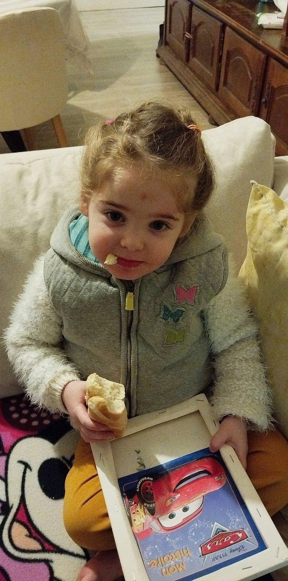 Innaya a rejoint le concours — aidez-le/la à gagner de superbes lots ! baby, baby_toddler_clothing, cheek, child, comfort, comfort_food, face, facial_expression, finger, flooring, food, fun, hand, nose, person, play, sharing, sitting, skin, tablet_computer