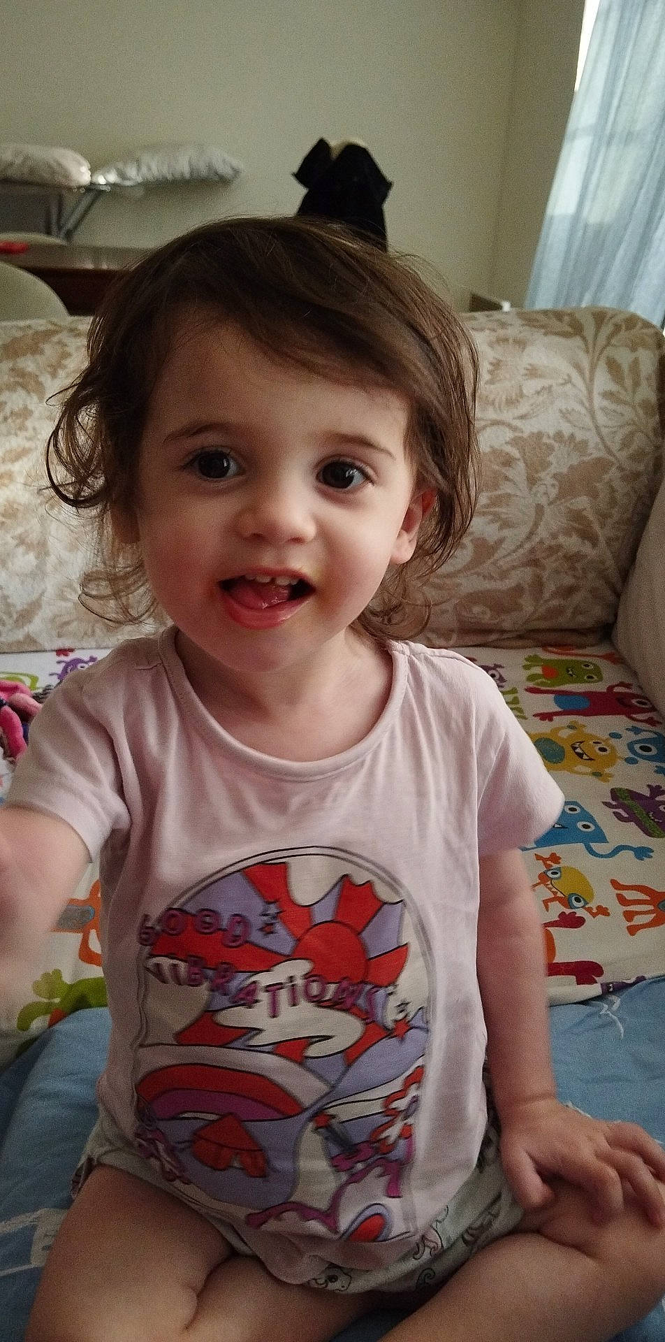 Lynna participe au concours pour gagner de l'argent avec cette photo : cheek, chin, eye, facial_expression, forehead, hair, hairstyle, happy, iris, lip, mammal, mouth, neck, nose, organ, person, skin, sleeve, smile, standing