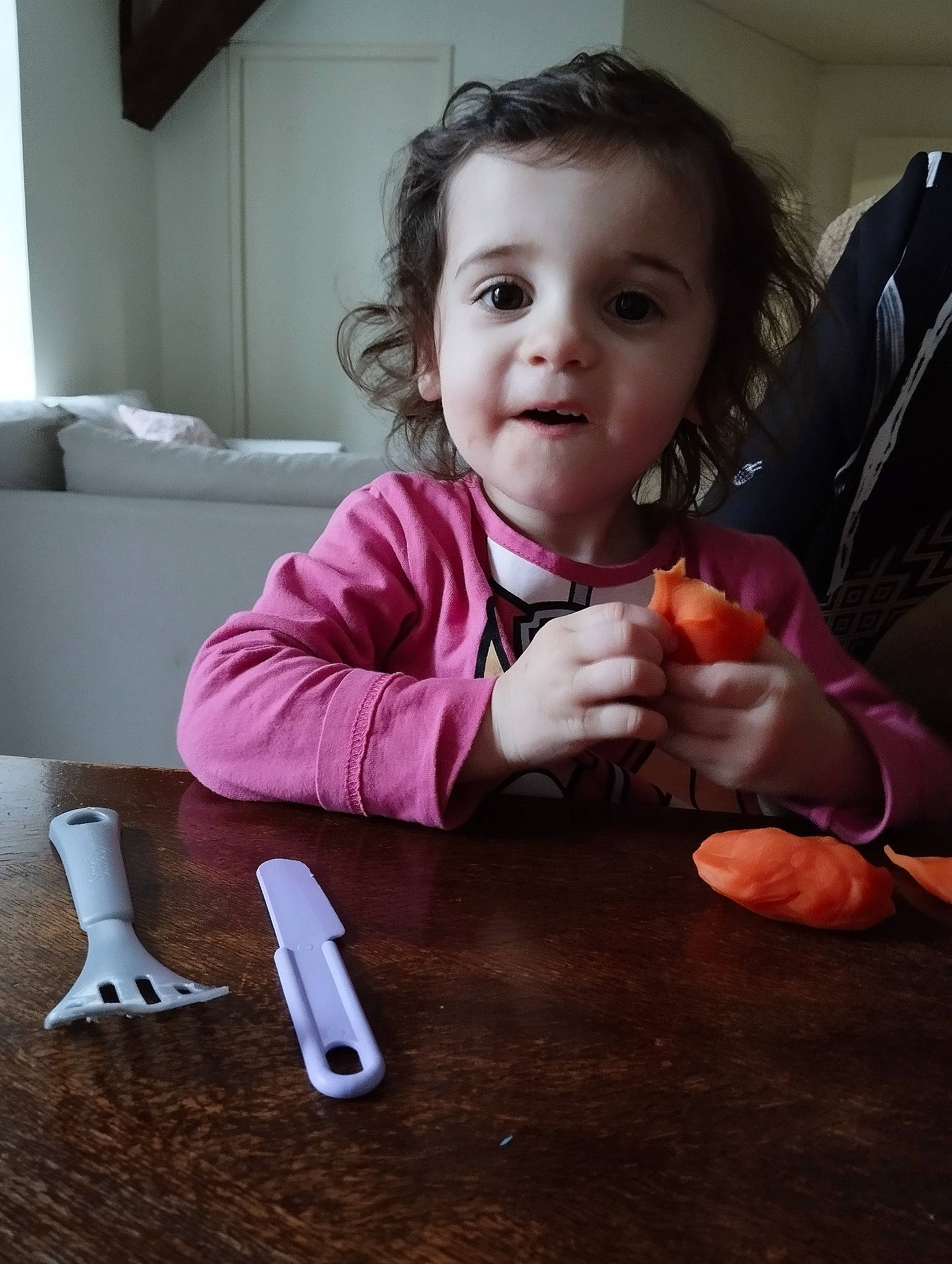 Lynna participe au concours pour gagner de l'argent avec cette photo : baby, cheek, child, comfort_food, finger, flooring, fun, hand, happy, nail, person, play, room, sitting, tableware, thumb, toddler, toy, tree, vegetable