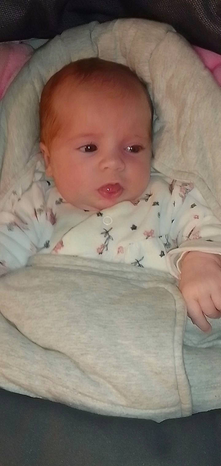 Lynna a rejoint le concours — aidez-le/la à gagner de superbes lots ! arm, baby, baby_products, baby_toddler_clothing, cheek, child, comfort, eye, eyebrow, finger, human_body, iris, linens, lip, mouth, neck, nose, person, skin, sleeve