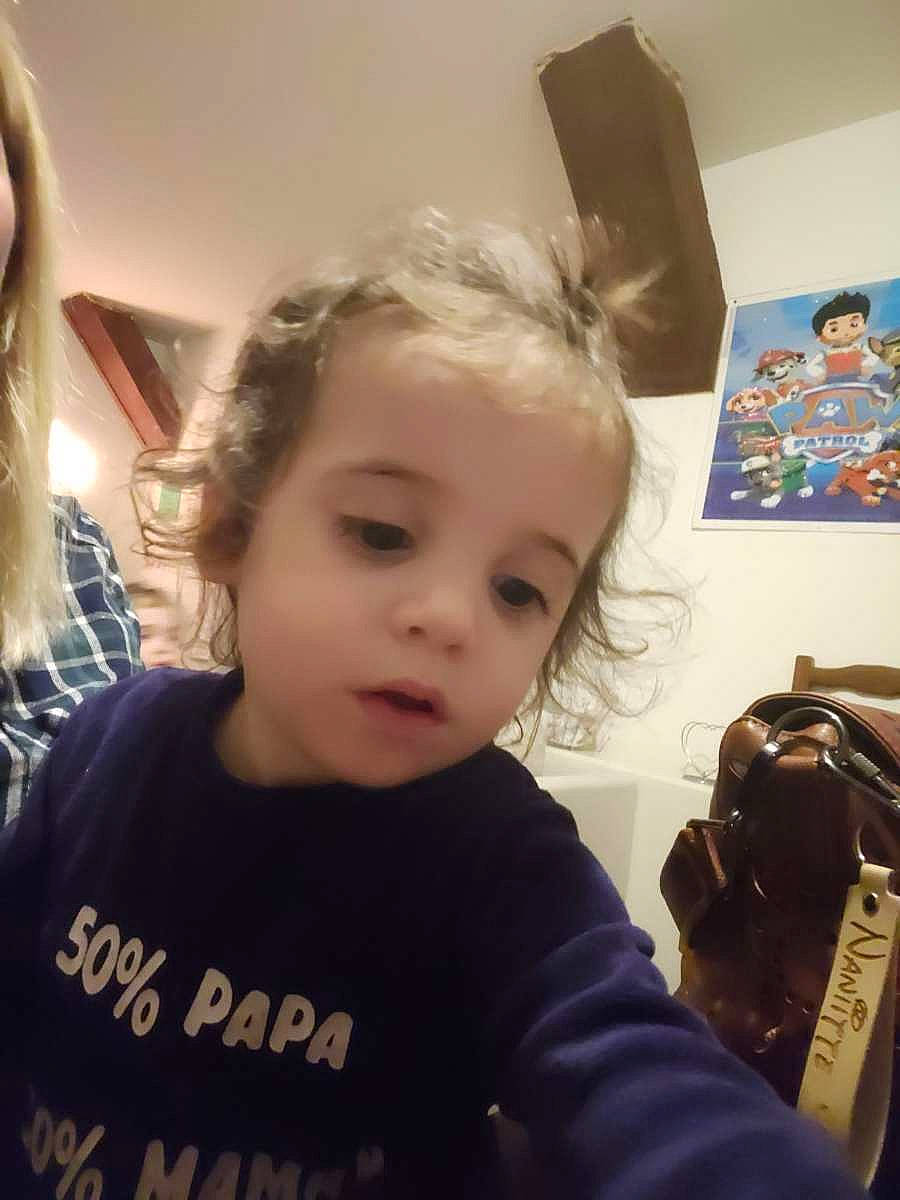 Lynna a rejoint le concours — aidez-le/la à gagner de superbes lots ! blond, brown_hair, cheek, child, cool, ear, electronic_device, eyebrow, eyelash, fashion_accessory, fun, happy, iris, nose, person, room, selfie, sitting, standing, t_shirt