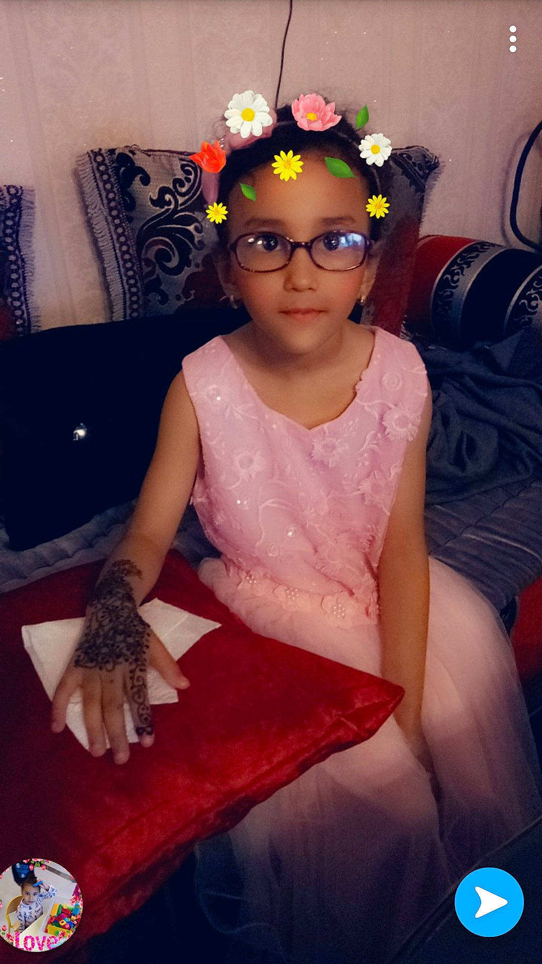 Wiaam participe au concours pour gagner de l'argent avec cette photo : abdomen, beauty, black_hair, cool, day, fashion_accessory, fun, girl, glasses, hair_accessory, human, human_body, lady, person, pink, product, skin, smile, textile, trunk