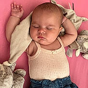 Léana a rejoint le concours — aidez-le/la à gagner de superbes lots ! baby, sleeping, infant, pink_background, plush_toy, clothing, shorts, sleeveless_top, cute, peaceful, relaxed, child, soft_toy, lying_down, indoor, skin, head, hand, face, adorable