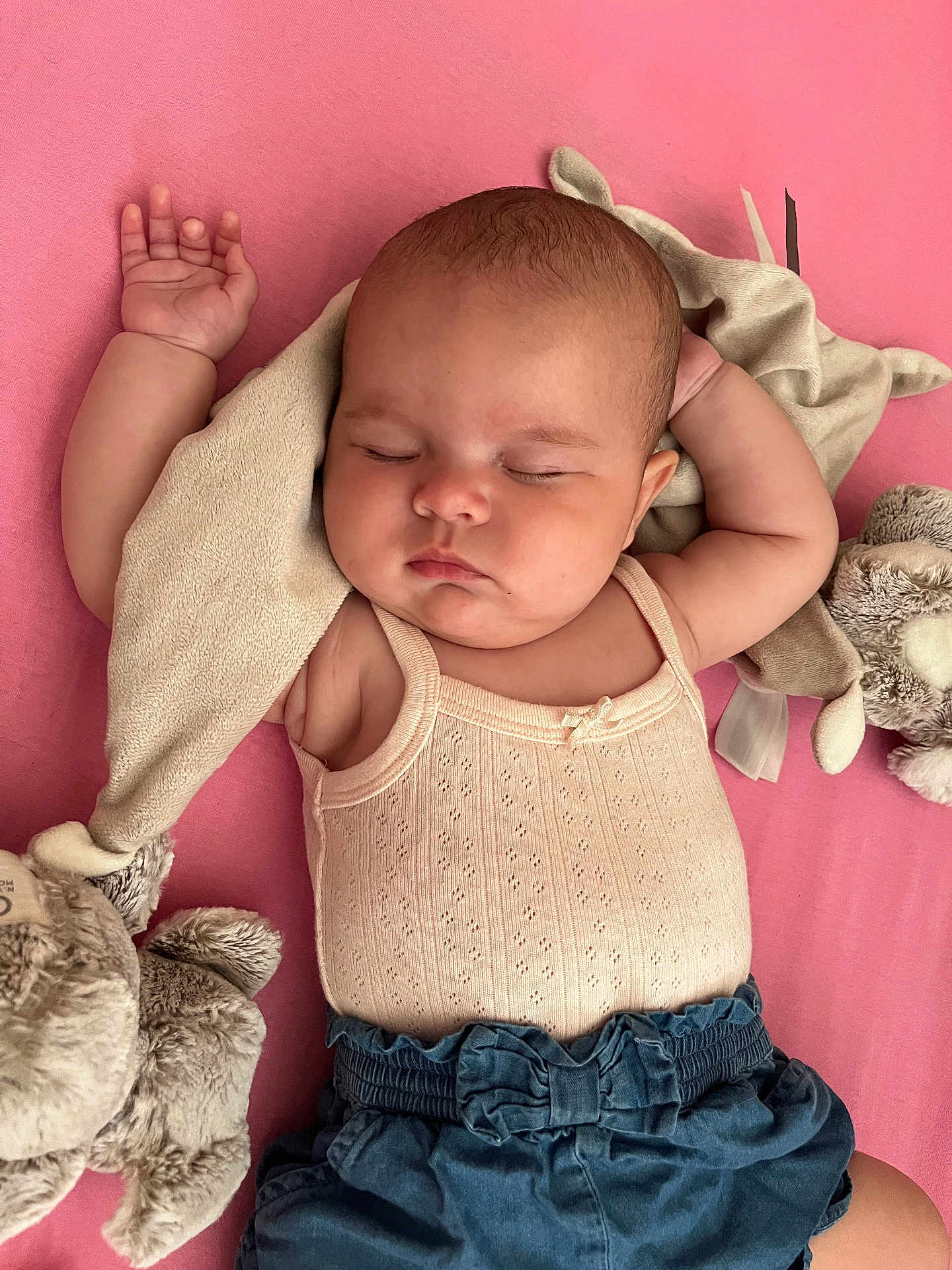 Léana a rejoint le concours — aidez-le/la à gagner de superbes lots ! baby, sleeping, infant, pink_background, plush_toy, clothing, shorts, sleeveless_top, cute, peaceful, relaxed, child, soft_toy, lying_down, indoor, skin, head, hand, face, adorable