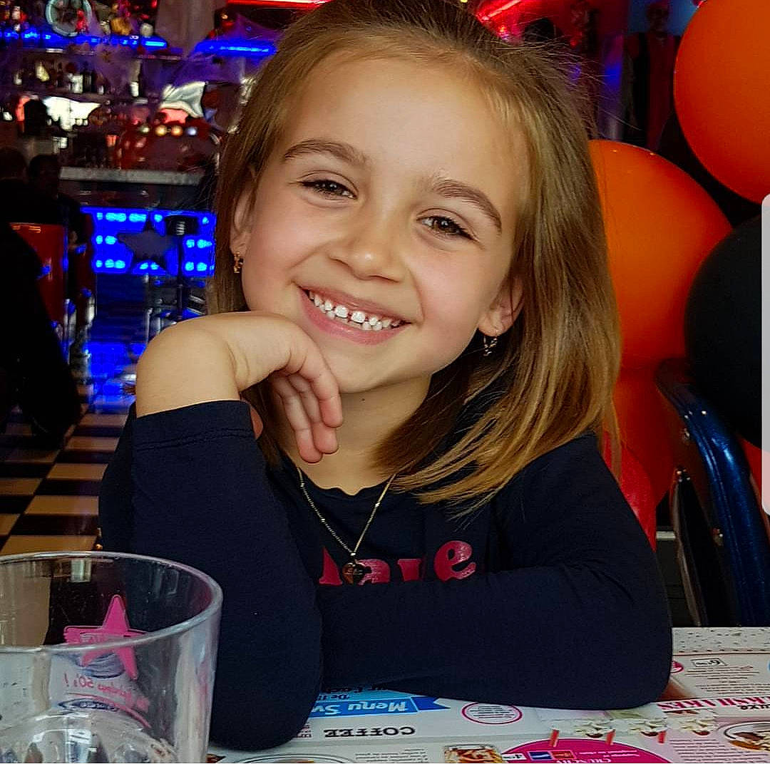 Léa a rejoint le concours — aidez-le/la à gagner de superbes lots ! beauty, blond, brown_hair, cheek, child, emotion, eye, facial_expression, fun, girl, hairstyle, human_body, human_hair_color, joy, organ, person, product, skin, smile, socialite