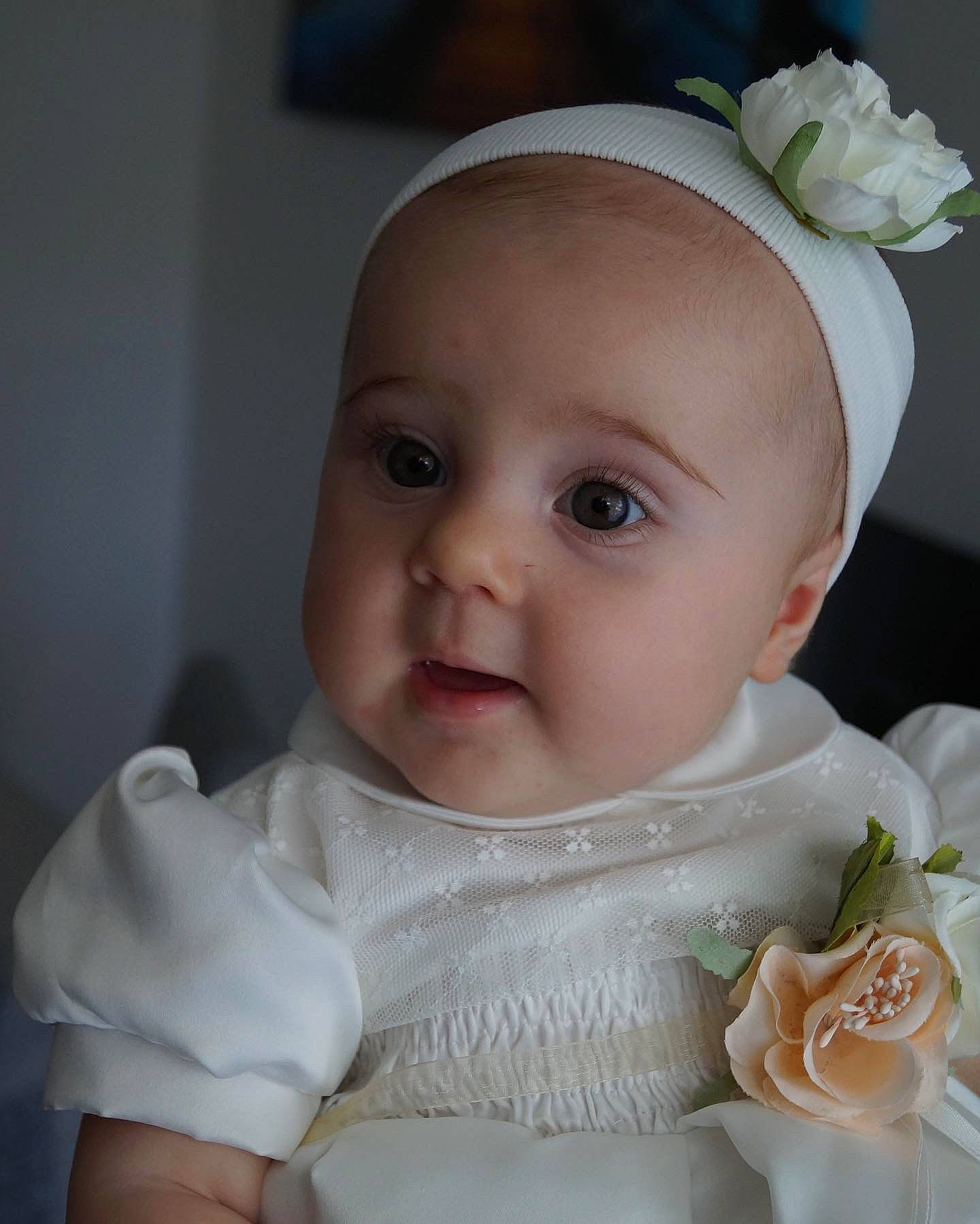 Chiara a rejoint le concours — aidez-le/la à gagner de superbes lots ! baby, baby_toddler_clothing, cheek, clothing, dress, eyebrow, flower, happy, head, headgear, headpiece, iris, lip, person, petal, pink, skin, sleeve, textile, toddler