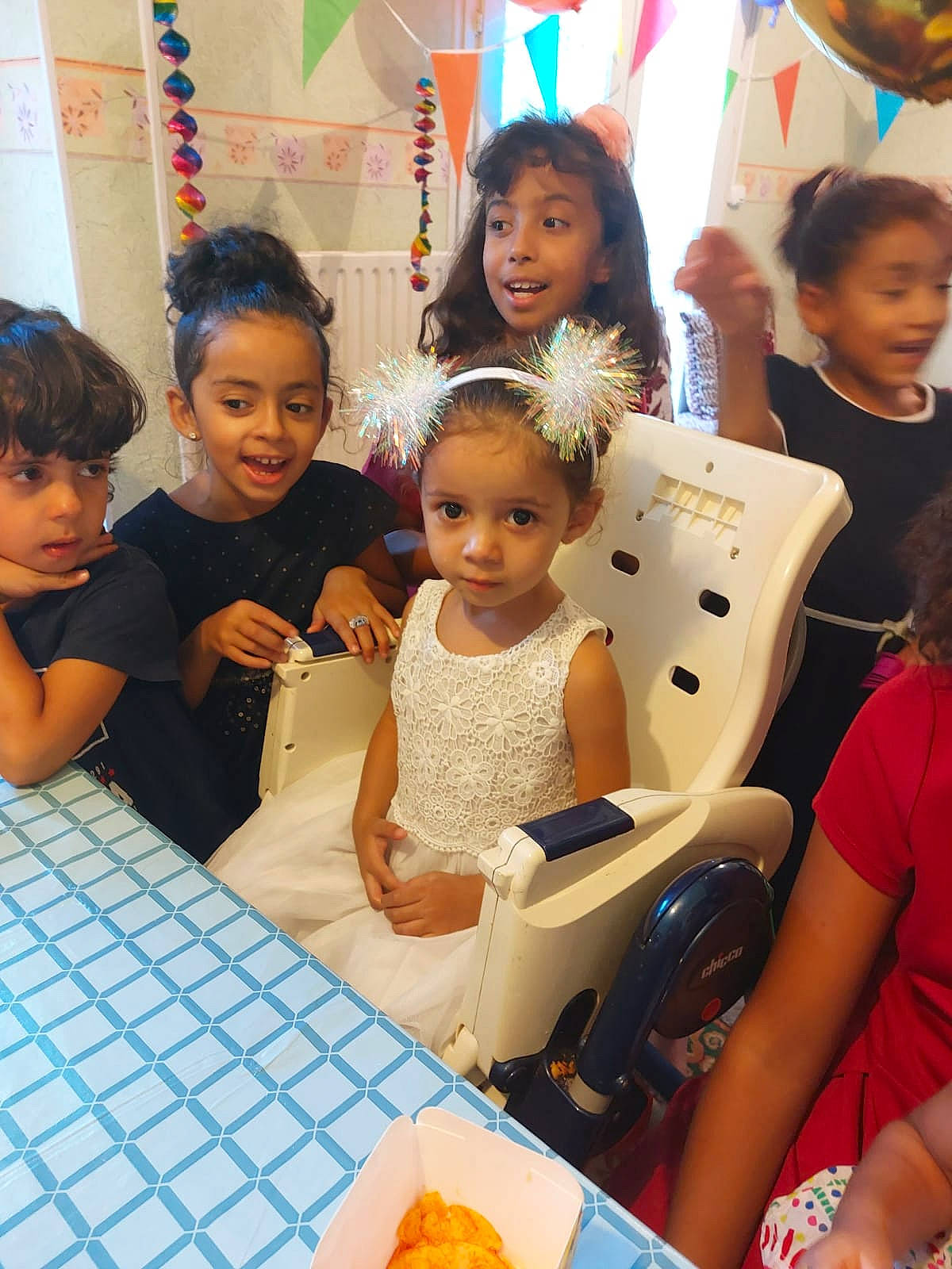 Assiya a rejoint le concours — aidez-le/la à gagner de superbes lots ! chair, child, event, friendship, fun, hair, happy, head, joy, leisure, organ, party, person, recreation, sharing, shorts, skin, smile, t_shirt, table