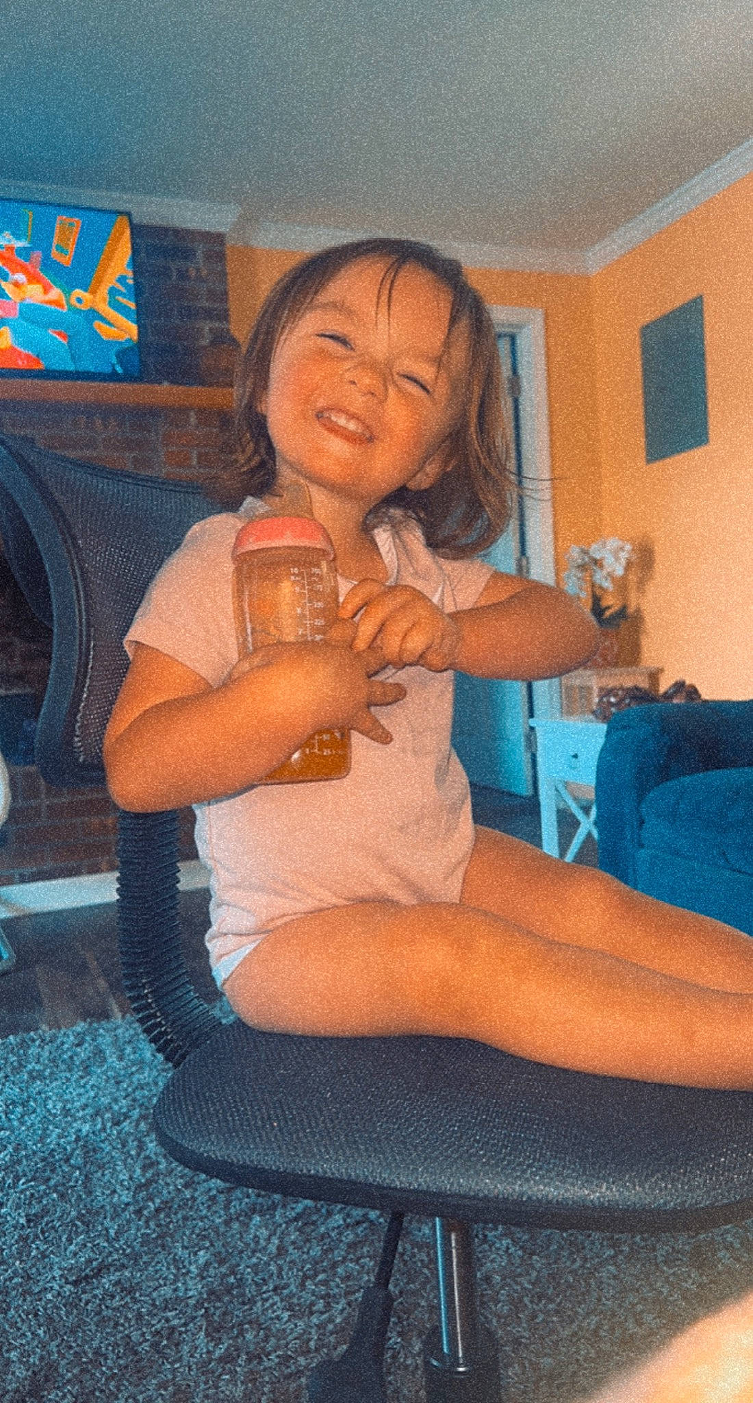 Haisley is registered to the contest to win money with this photo: blond, comfort, elbow, eye, face, foot, happy, human_body, human_leg, joy, knee, lap, leisure, long_hair, person, shorts, shoulder, smile, t_shirt, thigh