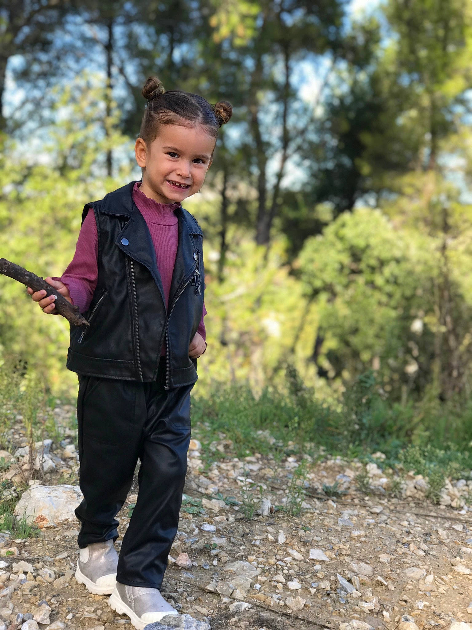 Kessy participe au concours pour gagner de l'argent avec cette photo : adventure, denim, electric_blue, flash_photography, forest, formal_wear, fun, grass, happy, joy, landscape, leisure, people_in_nature, person, plant, recreation, smile, soil, toddler, tree