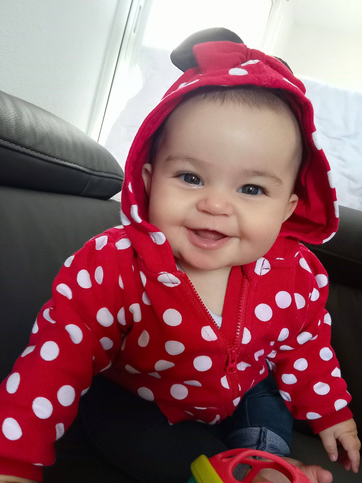 Nina a rejoint le concours — aidez-le/la à gagner de superbes lots ! baby, baby_carriage, baby_toddler_clothing, cap, car_seat, cheek, child, chin, comfort, eye, face, facial_expression, happy, joy, nose, outerwear, pattern, person, skin, sleeve