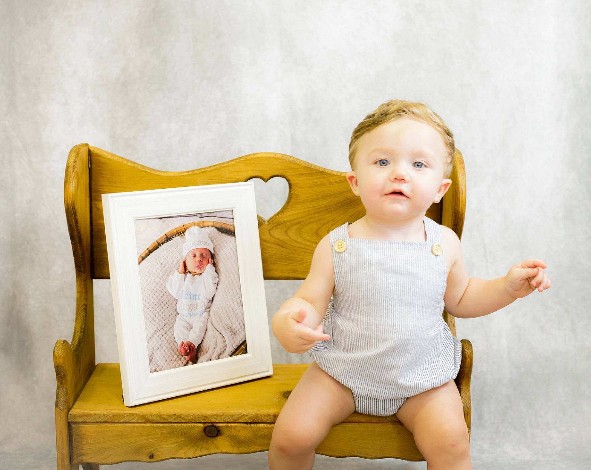 Kingston is registered to the contest to win money with this photo: baby, baby_toddler_clothing, barefoot, child, comfort, face, flash_photography, fun, gesture, happy, headwear, human_leg, knee, pattern, person, rectangle, sitting, sleeve, t_shirt, thigh