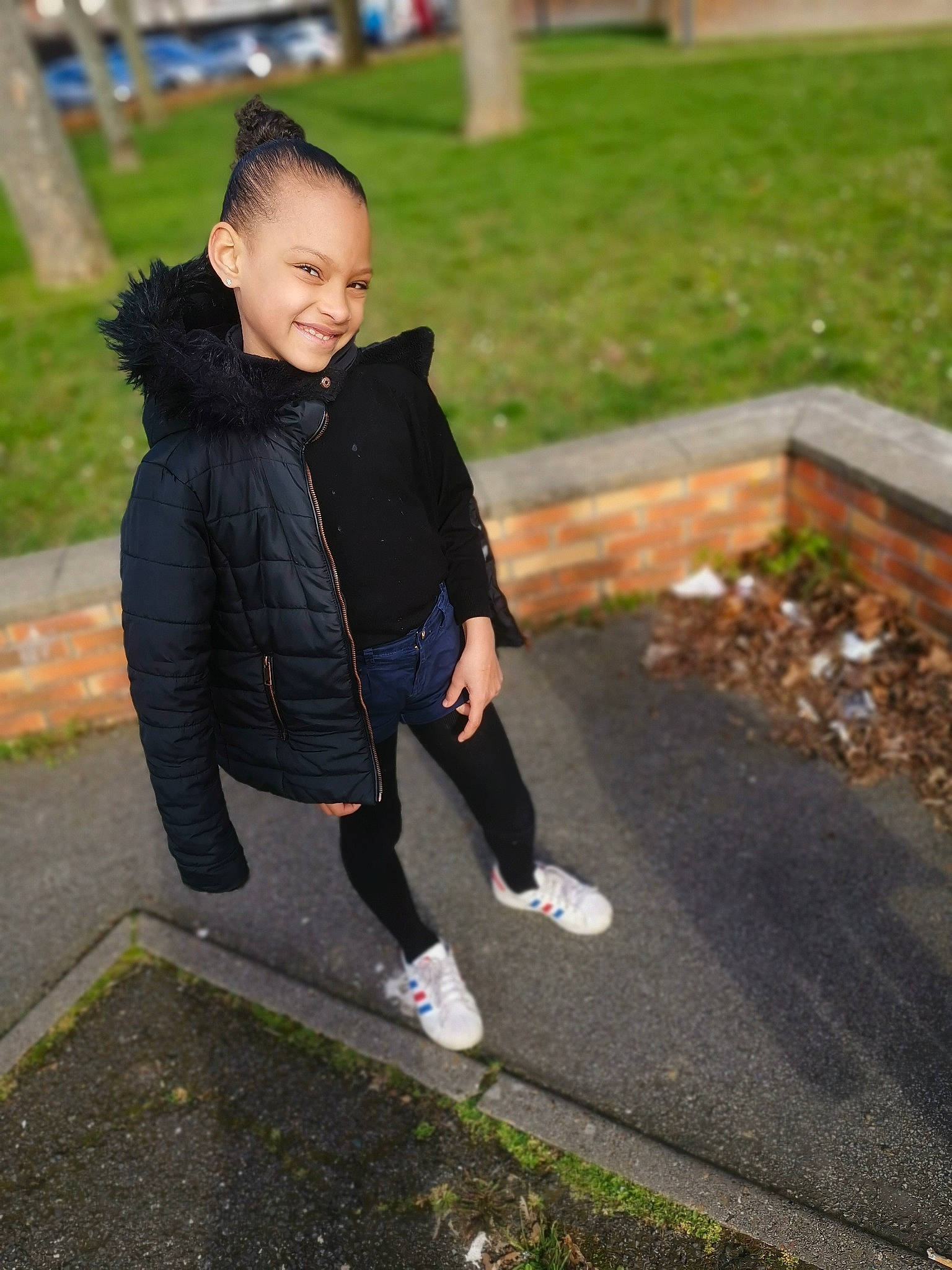 Alyssa participe au concours pour gagner de l'argent avec cette photo : asphalt, child, city, fun, grass, human_leg, joy, lawn, leisure, pedestrian, person, plant, recreation, road, road_surface, sidewalk, smile, street, street_fashion, toddler