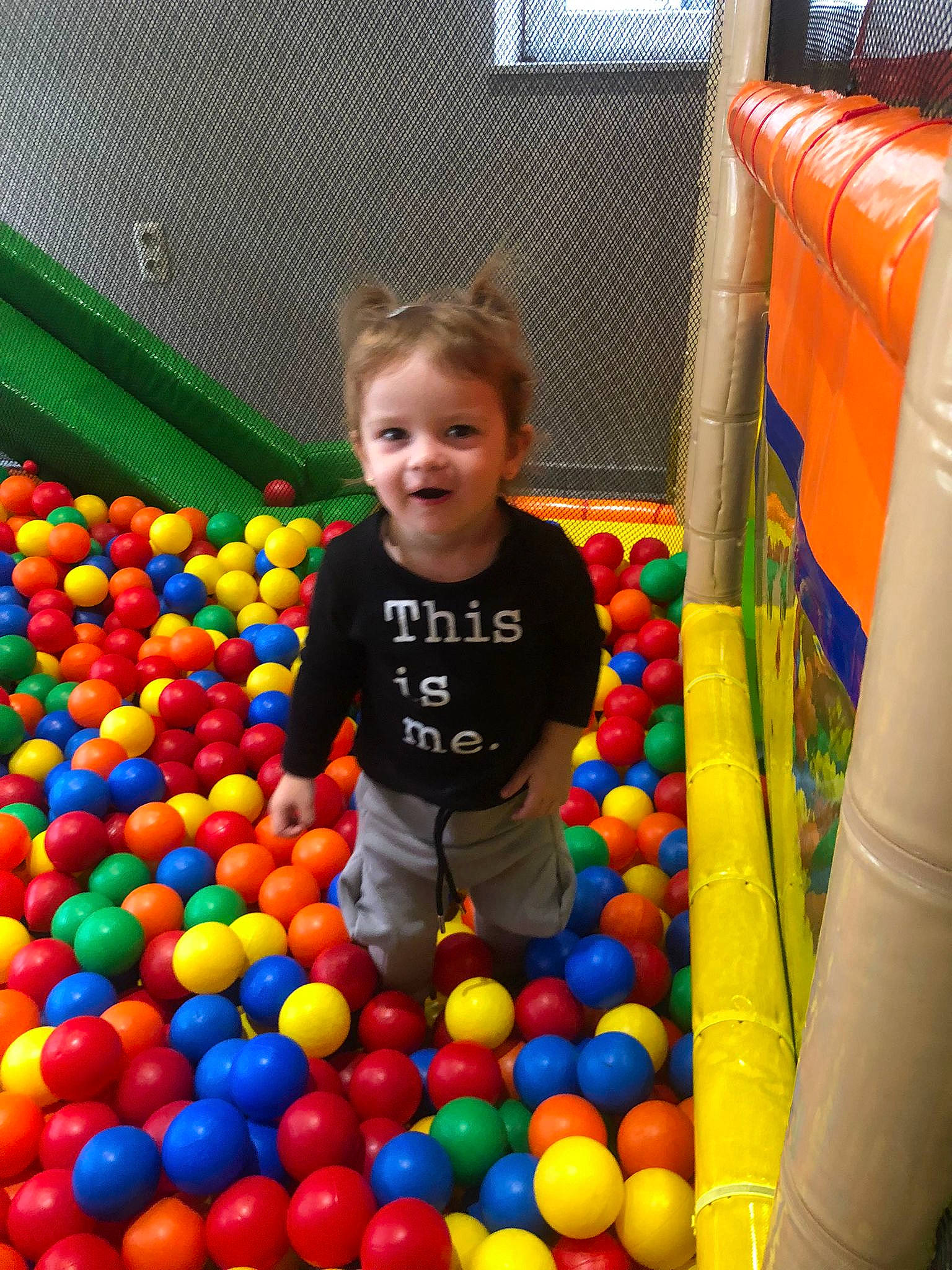 Maëly a rejoint le concours — aidez-le/la à gagner de superbes lots ! ball, ball_pit, child, community, event, fun, human_settlement, leisure, people, person, photograph, play, playground, public_space, recreation, smile, snapshot, t_shirt, toddler, toy