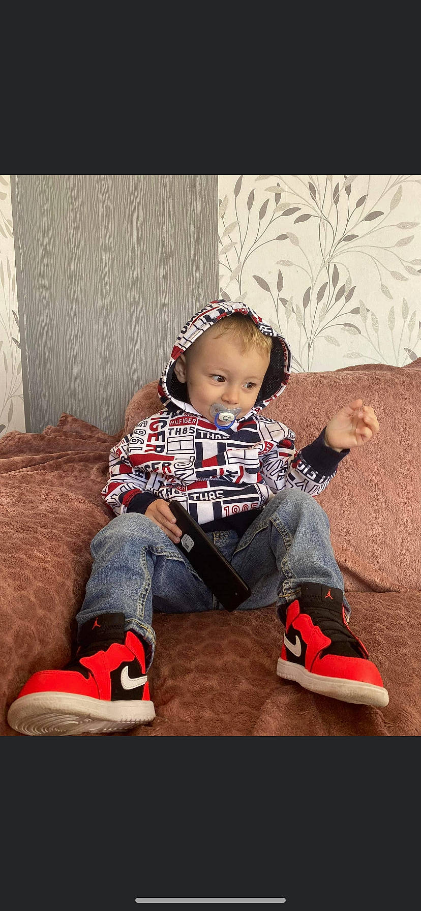 Caydhan participe au concours pour gagner de l'argent avec cette photo : baby, baby_toddler_clothing, carmine, child, comfort, flooring, foot, hairstyle, happy, jeans, knee, leg, pattern, person, plaid, shoe, sitting, sleeve, sneakers, toddler