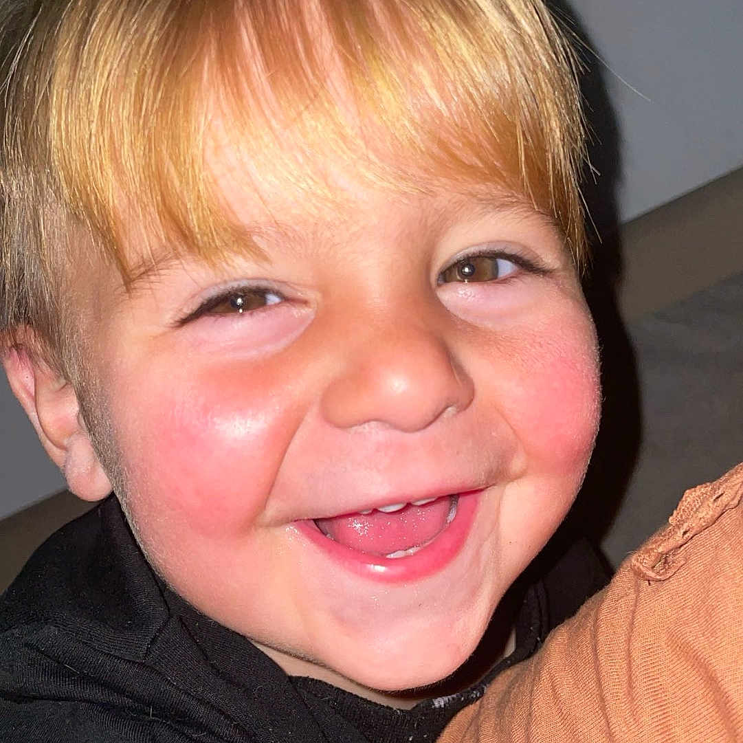 Caylhan participe au concours pour gagner de l'argent avec cette photo : black_shirt, blond_hair, child, closeup, clothing, cute, expression, eyebrows, face, happy, indoor, joy, mouth, person, portrait, rosy_cheeks, skin, smiling, teeth, toddler